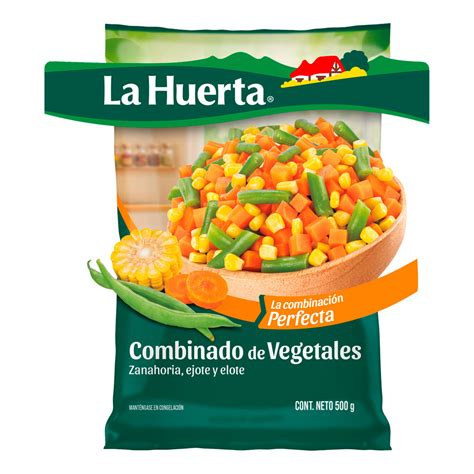Mujeres recogiendo patatas y otros vegetales de la huerta con azada