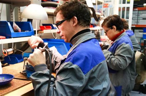 Fotografía de una persona con discapacidad intelectual participando activamente en un taller de formación laboral.