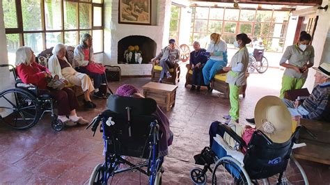 Foto temática de una residencia de adultos mayores acogedora y bien cuidada.