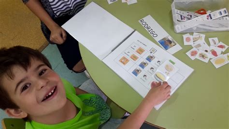 Fotografía de un niño utilizando un comunicador con pictogramas