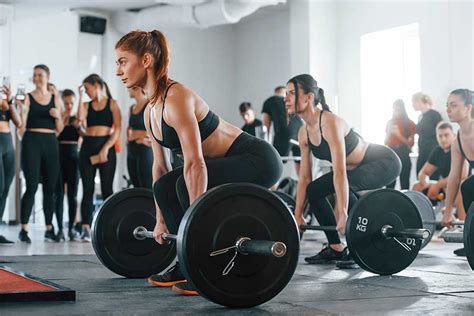 Gráfico mostrando la relación entre el entrenamiento de fuerza y la densidad ósea en adultos mayores