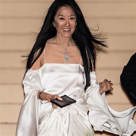 Foto de Vera Wang demostrando vitalidad a edad avanzada