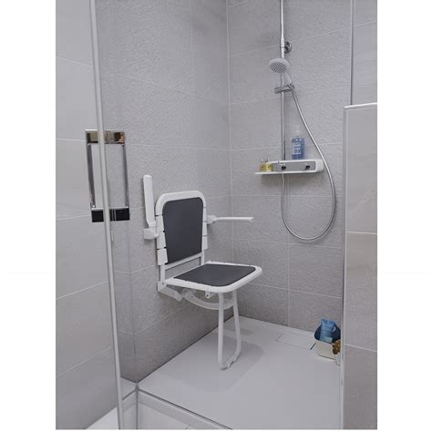 Foto: Ducha adaptada con asiento abatible y barras de apoyo
