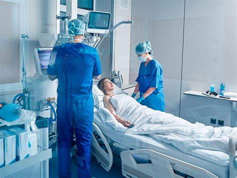 Equipo médico discutiendo el plan de cuidado para un paciente en estado vegetativo