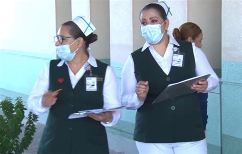 Foto de personal de salud con credenciales visibles en un hospital