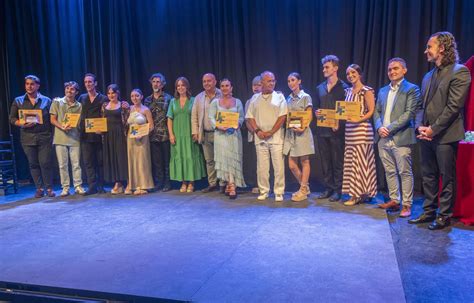 Foto grupal de los ganadores y autoridades del certamen de cuentos SENAMA