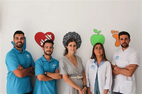 Equipo multidisciplinar de rehabilitación trabajando con un niño en sesión de fisioterapia