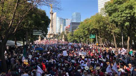 Foto de la marcha No+AFP en una ciudad chilena, con banderas y consignas contrarias al sistema privatizado - <em>Fuente: Reuters</em>