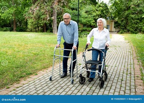 Adulto mayor caminando en un parque