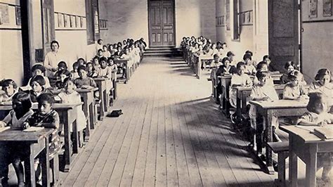 Fotografía histórica de una escuela en Chile de principios del siglo XX