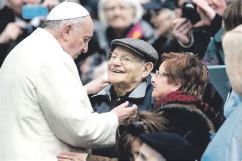 El Papa Francisco interactuando con adultos mayores