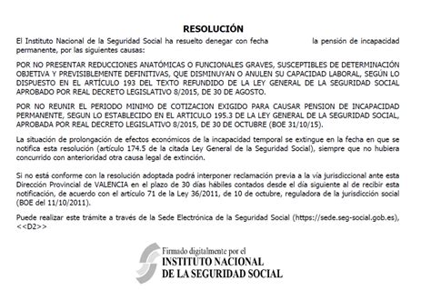 Fotografía de una carta del INSS abierta sobre una mesa