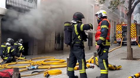 Fotografía de bomberos trabajando en un incendio en hogar de ancianos