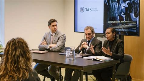 Panel de expertos discutiendo sobre envejecimiento y habitabilidad