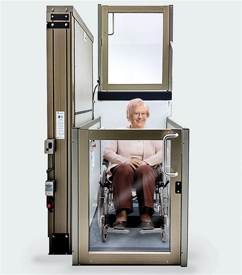 Persona en silla de ruedas utilizando un espejo para maniobrar en un ascensor