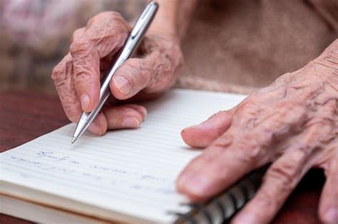 Ilustración de una persona mayor escribiendo a mano en un cuaderno