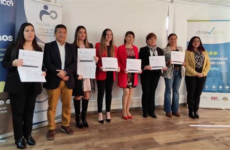 Foto de grupo de gestores de inclusión laboral certificados durante una ceremonia
