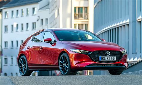 Fotografía de un Mazda 3 y un Hyundai Accent, modelos comunes en el segmento de sedanes para personas con discapacidad en Zofri.