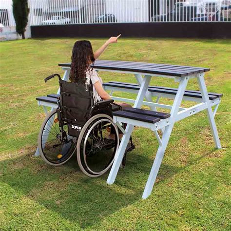 Ejemplo de mobiliario urbano accesible: banco con espacio para silla de ruedas o papelera adaptada