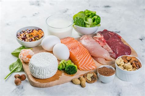 Plato con alimentos ricos en proteínas para una dieta saludable
