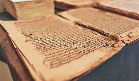 Antiguos manuscritos y artefactos históricos.