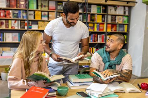 Imagen de una biblioteca moderna con personas leyendo y estudiando.