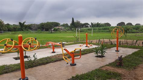Diseño de un parque biosaludable con diversos aparatos de ejercicio para personas mayores, mostrando senderos y áreas de descanso.
