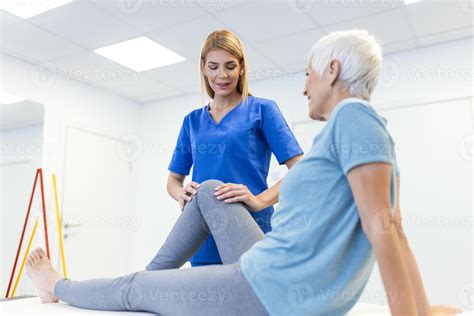 Foto temática: Fisioterapeuta trabajando con una persona con discapacidad en un entorno de rehabilitación
