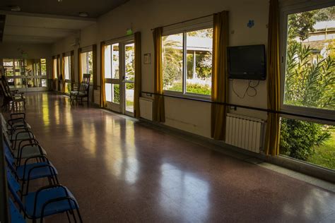 Fotografía de las instalaciones del hogar mostrando espacios comunes luminosos y adaptados para adultos mayores