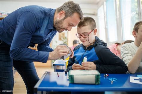 Fotografía del proyecto Tárabust, mostrando a niños con necesidades educativas especiales tocando instrumentos musicales con la guía de educadores.
