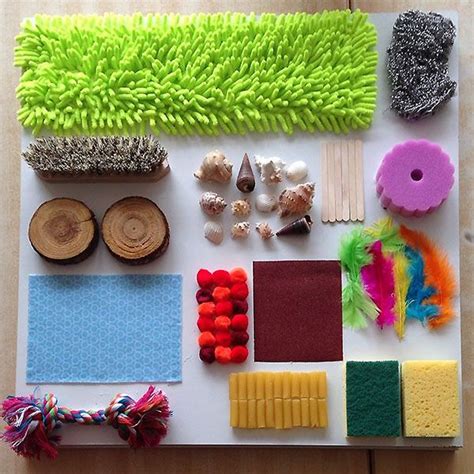 Foto de diferentes juguetes sensoriales con texturas y colores variados
