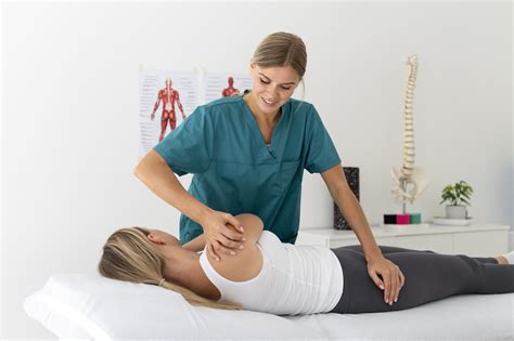 Imagen de una persona mayor participando en una sesión de fisioterapia o yoga.