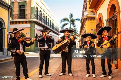 Ilustración de un grupo de mariachis tocando con energía en una fiesta al aire libre.