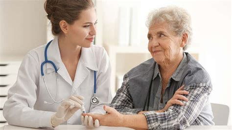 Médico geriatra consultando con una paciente mayor, enfocándose en su bienestar