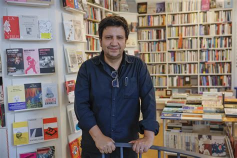 Retrato de Alejandro Zambra, quizás con sus libros de fondo