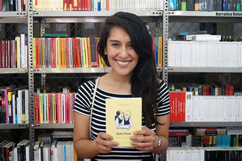 Fotografía de Arelis Uribe durante una lectura o presentación de libro