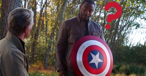 Imagen de Steve Rogers anciano entregando el escudo a Sam Wilson
