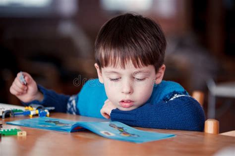 Fotografía de un niño concentrado en una actividad manual, representando los intereses específicos