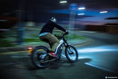 Esquema de las luces reglamentarias en una bicicleta para uso nocturno.