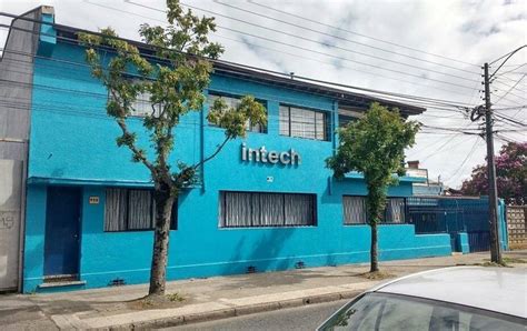 Edificio del CEIA Intech, estudiantes adultos en clases