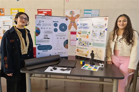 Imagen de estudiantes presentando sus proyectos finales en la Universidad de Chile
