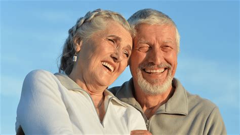 Ilustración de una pareja mayor sonriendo y mirando al horizonte, simbolizando una jubilación feliz y tranquila.