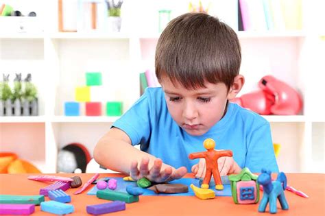 Niños jugando con plastilina para desarrollar la motricidad fina
