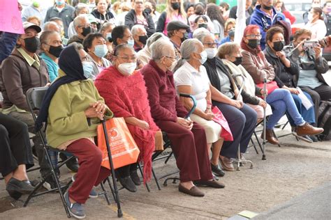 Un adulto mayor recibiendo apoyo y compañía