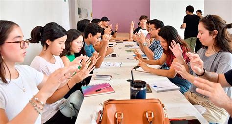 Fotografía de personas participando en un taller de Lengua de Señas.