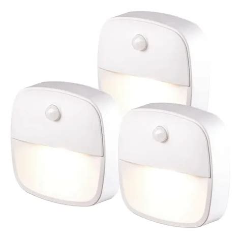 Iluminación nocturna automática en un pasillo para mayor seguridad.