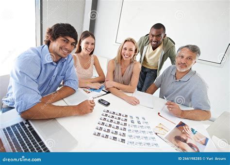 Fotografía de un grupo diverso de gimnastas entrenando juntas en un club deportivo.