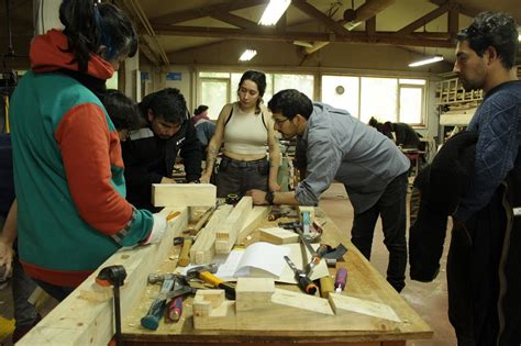 Foto de jóvenes trabajando en el taller de reciclaje