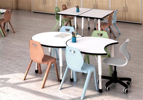 Diseño de salón adaptado con mobiliario ergonómico y espacio despejado