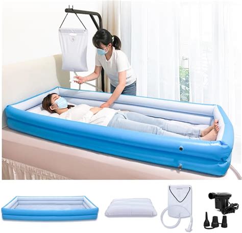 Foto de un baño portátil moderno para adultos mayores junto a una cama